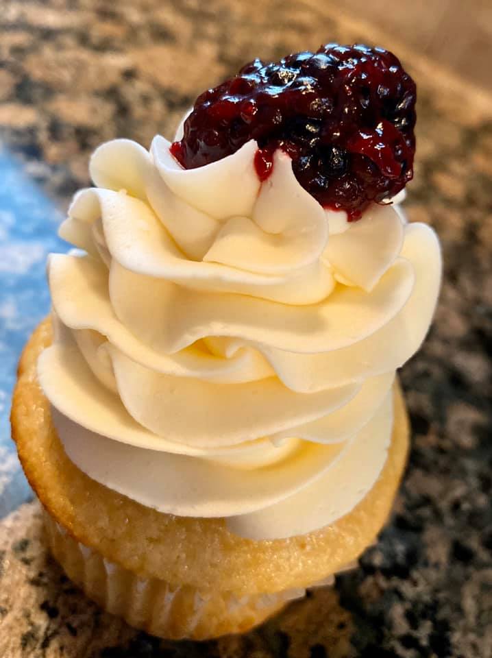 Blackberry Bourbon Smash Cupcakes: A Decadent, Boozy Delight